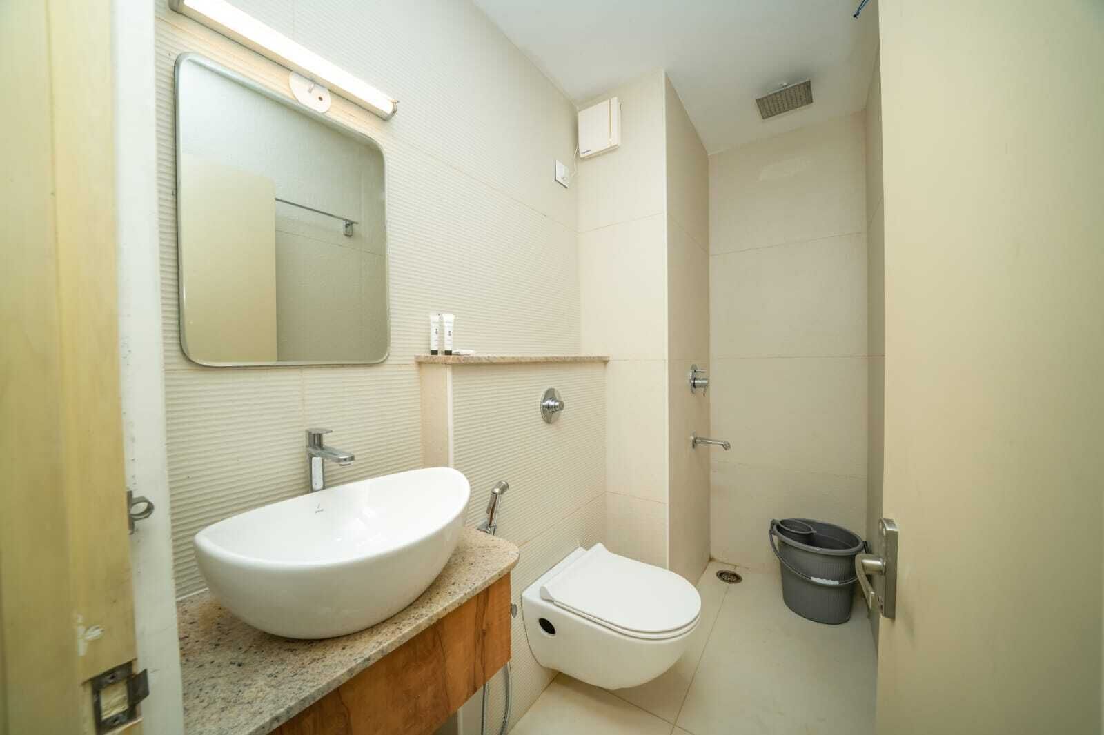 Habitación Deluxe | Baño | Ducha, artículos de higiene personal gratuitos, toallas y jabón