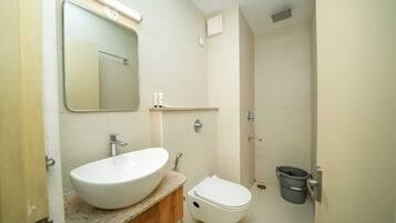 Habitación Deluxe | Baño | Ducha, artículos de higiene personal gratuitos, toallas y jabón