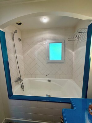 Hair dryer, towels, toilet paper - Elegant and peaceful. One-bedroom apartment with a heated pool in the heart of the La Baule Golf Course (Saint-André-des-Eaux)