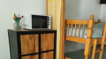 WiFi (free), bed sheets