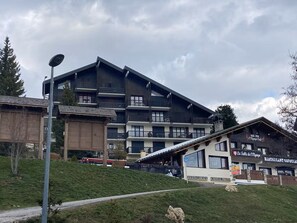 Ein mehrstöckiges Gebäude mit Balkonen, einem Restaurant und einer Bar.