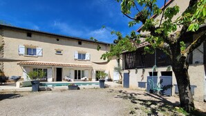 A building with a courtyard, a swimming pool, and outdoor seating. - Family home on the banks of the Saône, 30 minutes from Lyon (Massieux)