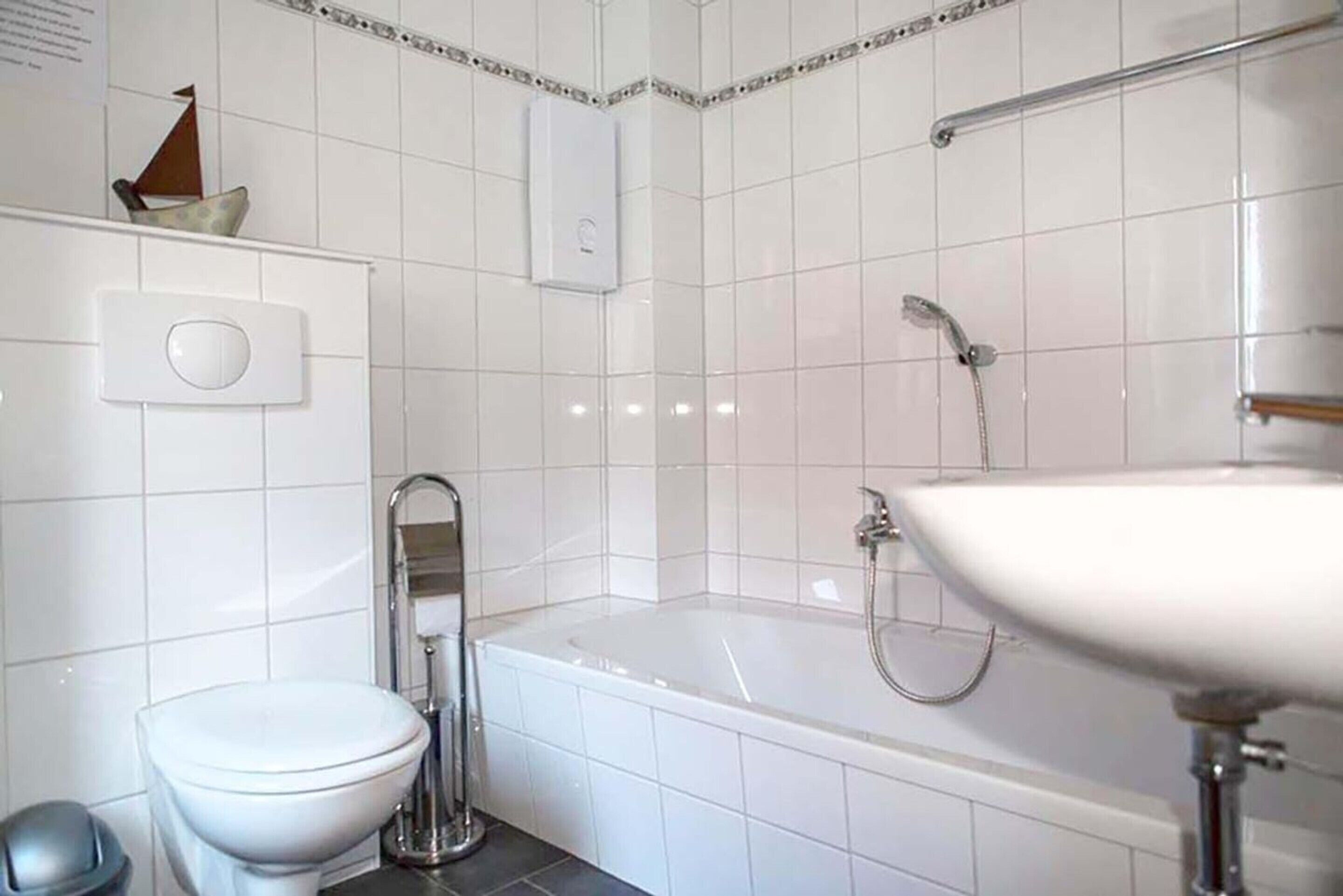 Ein Badezimmer mit Toilette, Dusche und Waschbecken.