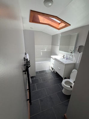 Douche, sèche-cheveux, serviettes fournies, savon