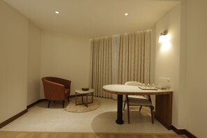 Habitación clásica con 1 cama doble o 2 individuales, vistas a la ciudad | Interior