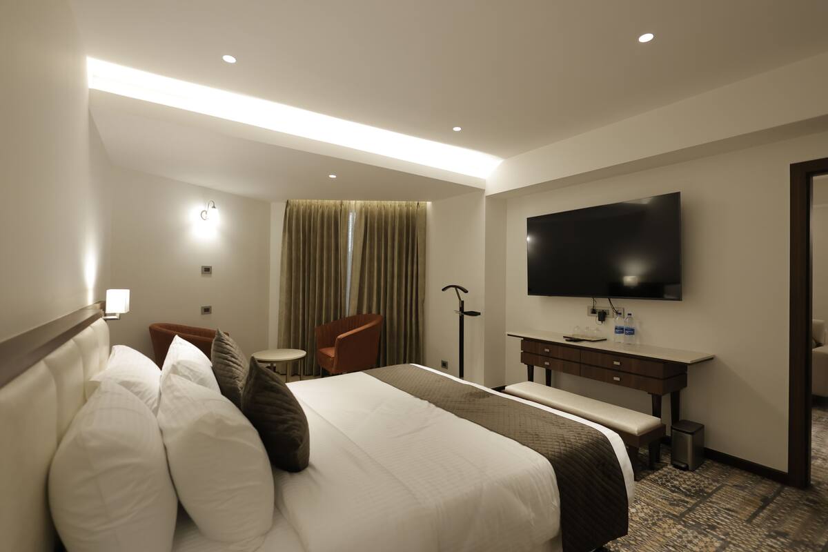 Suite familiar, vista al mar | Escritorio y espacio para trabajar con laptop