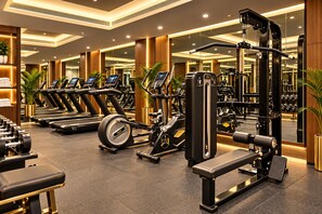 Ett modernt gym med löpband, styrketräningsmaskiner och fria vikter.