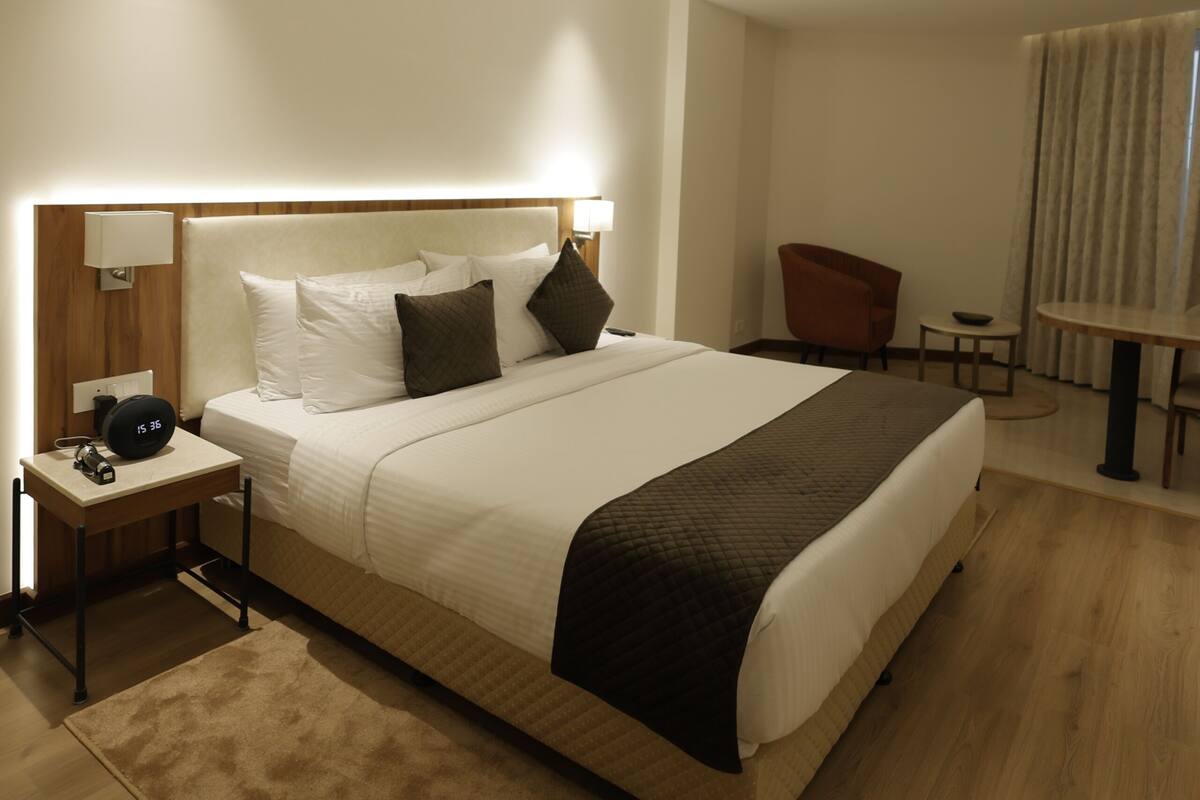 Habitación clásica con 1 cama matrimonial o 2 individuales, vista a la ciudad | Escritorio y espacio para trabajar con laptop