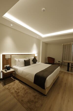 Phòng đôi hoặc 2 giường đơn phong cách cổ điển, quang cảnh thành phố | Bàn, khu vực làm việc phù hợp cho laptop, bàn ủi/dụng cụ ủi quần áo
