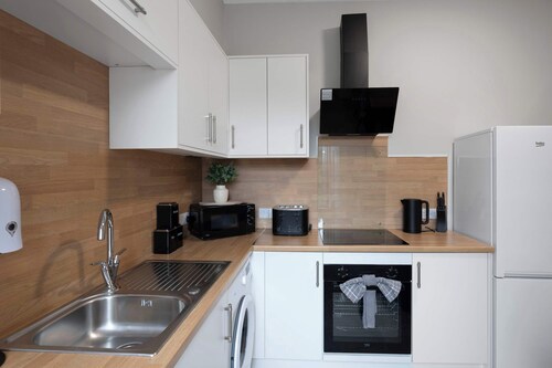 Spacious 3BR Hawick Apartment, Sleeps 6, Parking