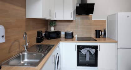Spacious 3BR Hawick Apartment, Sleeps 6, Parking