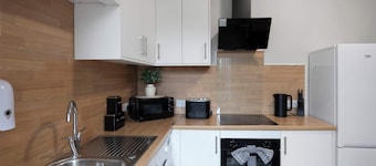 Spacious 3BR Hawick Apartment, Sleeps 6, Parking