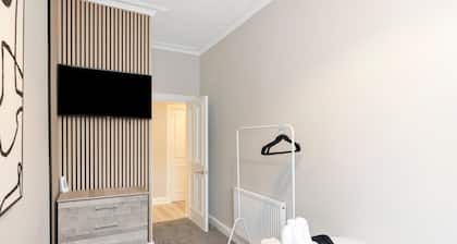 Spacious 3BR Hawick Apartment, Sleeps 6, Parking