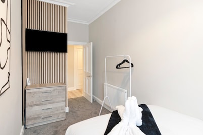 Spacious 3BR Hawick Apartment, Sleeps 6, Parking