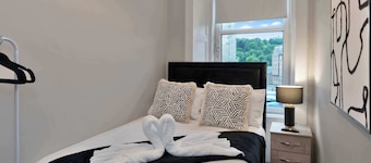 Spacious 3BR Hawick Apartment, Sleeps 6, Parking
