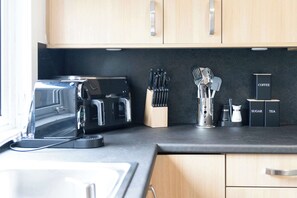 Cafetière-théière, réfrigérateur, four à micro-ondes, un four