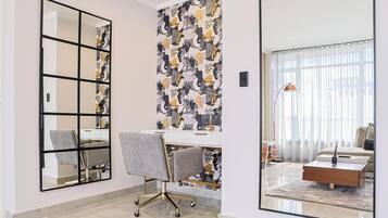 Un espace de bureau moderne comprenant un bureau, une chaise et un grand miroir.