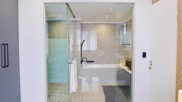 Standard Apartment | Bathroom | Towels