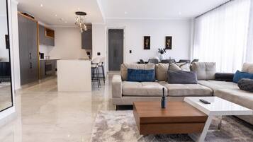 Basic Double or Twin Room, Garden View | Living area