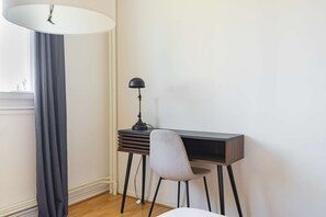 Interior - Chambre avec lit 2 personnes (Angers)