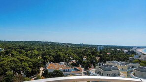 A coastal cityscape with dense greenery, a beach, and buildings with flat roofs. - Apartment with balcony and parking in La Baule (La Baule-Escoublac)