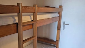 A bunk bed with a wooden frame and a metal latch on the door. - Studio with sea view, terrace and shared pool (Sainte-Maxime)
