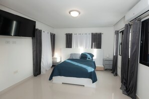 4 makuuhuonetta, silitysrauta/-lauta, ilmainen Wi-Fi, vuodevaatteet