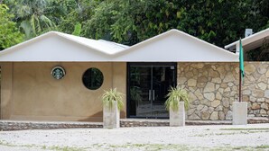 Ein Gebäude mit Starbucks-Logo, einer Stein-Fassade und einem Glas Eingang.