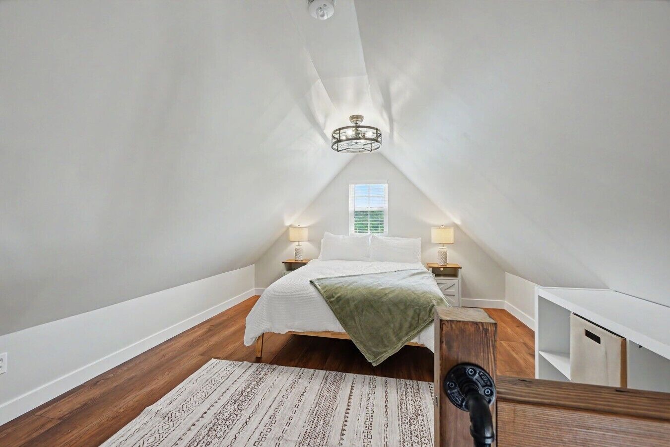 2 bedrooms, desk, WiFi, bed sheets