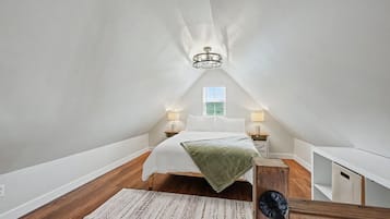 2 bedrooms, desk, WiFi, bed sheets
