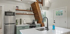 Coffee/tea maker, fridge, microwave, oven