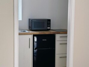 Frigobar, microondas, placa de cocina, utensilios de cocina