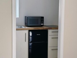 Frigobar, microondas, placa de cocina, utensilios de cocina
