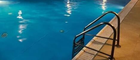 Feriehus - 2 soveværelser - adgang til pool - udsigt til have | Pool | Indendørs pool