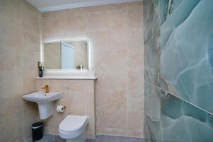 Ducha, artículos de tocador gratuitos, secador de pelo, toallas