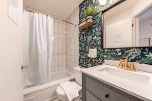 A bathroom with a bathtub, toilet, and sink. - Single Room Hebert Street View (Quebec)