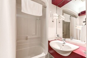 Shower, hair dryer, towels, shampoo - Auberge in Old Quebec - 1 bed suite (Québec)