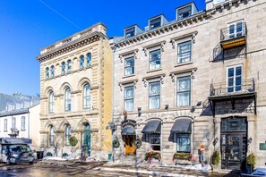 A row of historic buildings with arched windows and a street in front. - Auberge in Old Quebec - 1 bed suite (Québec)