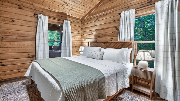 Room - Hot Tub + King Bed +1.4 Miles from Parkway (Sevierville)