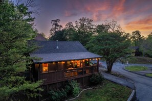 Exterior - Couples Cabin + Hot Tub + King Bed +Near Parkway (Pigeon Forge)