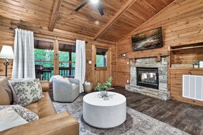 Smart TV, fireplace, video games - Couples Cabin + Hot Tub + King Bed +Near Parkway (Pigeon Forge)
