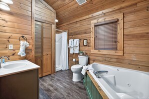 Jetted bath, hair dryer, towels, soap - Couples Cabin + Hot Tub + King Bed +Near Parkway (Pigeon Forge)