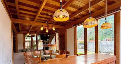 A conveniently located cabin just a few minutes from downtown Baños; pet-friendly.