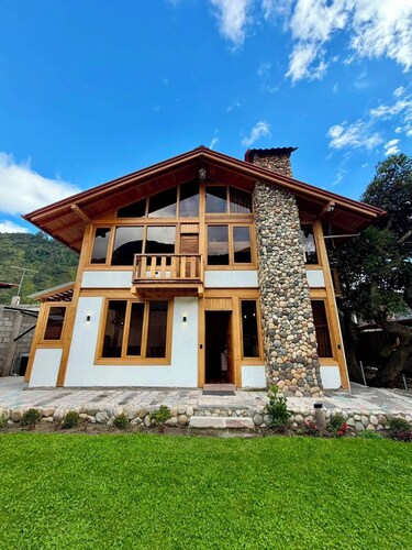 A conveniently located cabin just a few minutes from downtown Baños; pet-friendly.