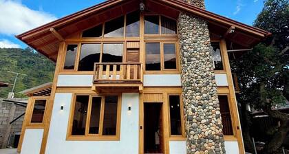 A conveniently located cabin just a few minutes from downtown Baños; pet-friendly.