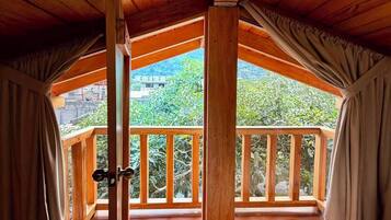 4 bedrooms, iron/ironing board, WiFi (free), bed sheets