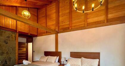 A conveniently located cabin just a few minutes from downtown Baños; pet-friendly.