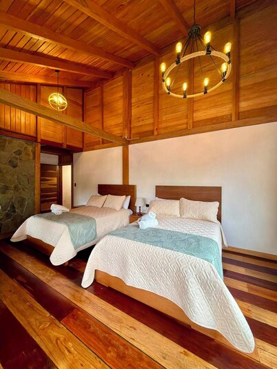 A conveniently located cabin just a few minutes from downtown Baños; pet-friendly.