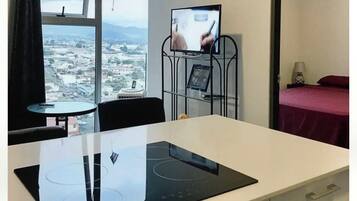 1 habitación, tabla de planchar con plancha, wifi y ropa de cama