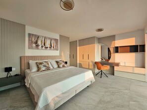 Une chambre moderne avec un grand lit, un bureau et une chaise.